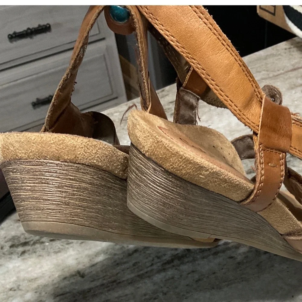 Cobb Hill Leather Wedge Sandals Women 8.5 Tan Strappy Boho Medallion